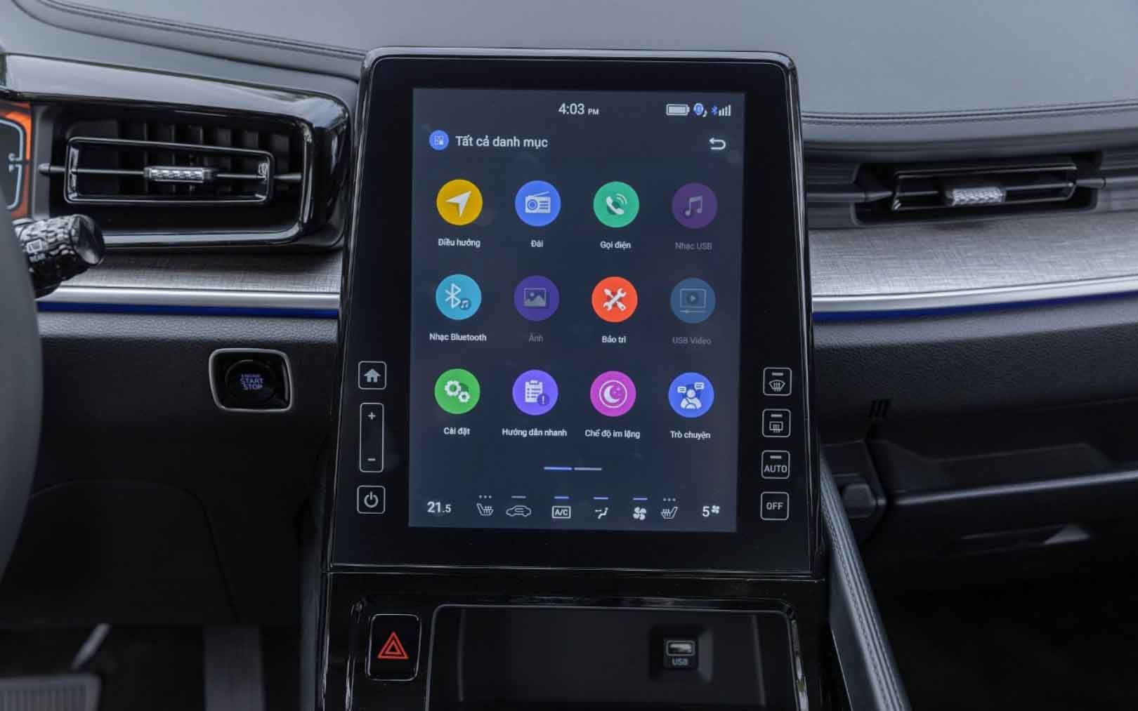 Bảng điều khiển của Hyundai Custin được thiết kế hướng về phía người lái