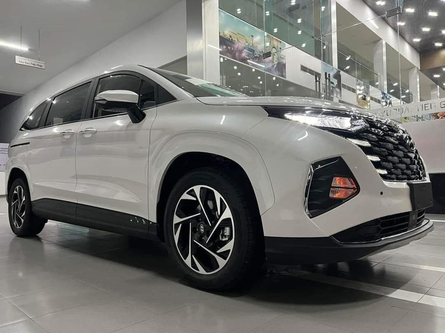 Ngoại thất Hyundai Custin